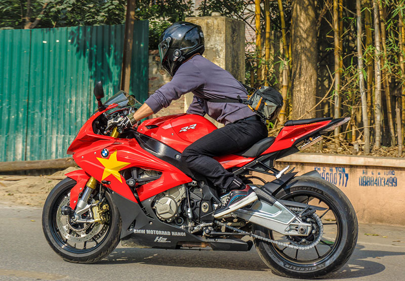 Dàn xe độ tem cổ vũ U23 Việt Nam trước trận chung kết